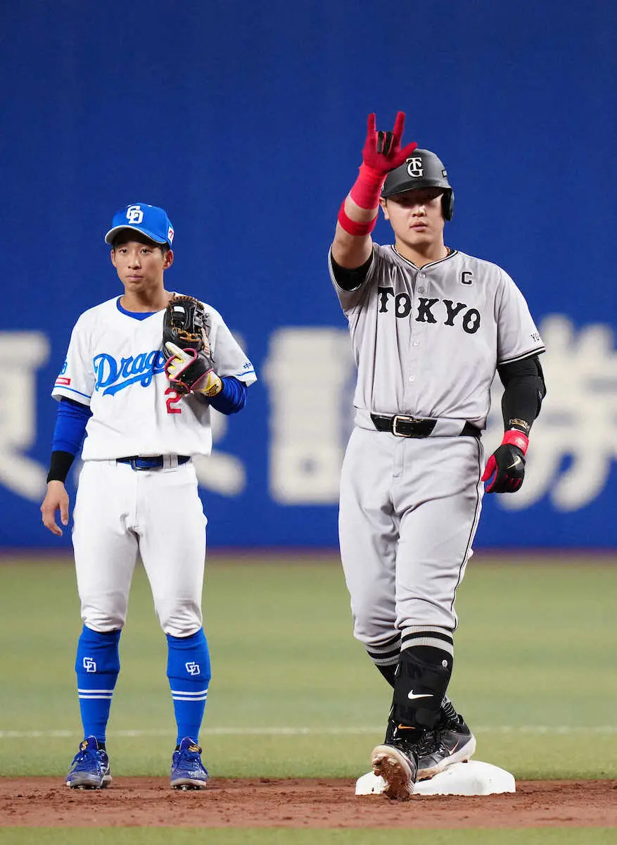 巨人・岡本和真「次の打席も頑張ります」　適時二塁打にベース上で笑顔　言葉通り、2安打目も放つ