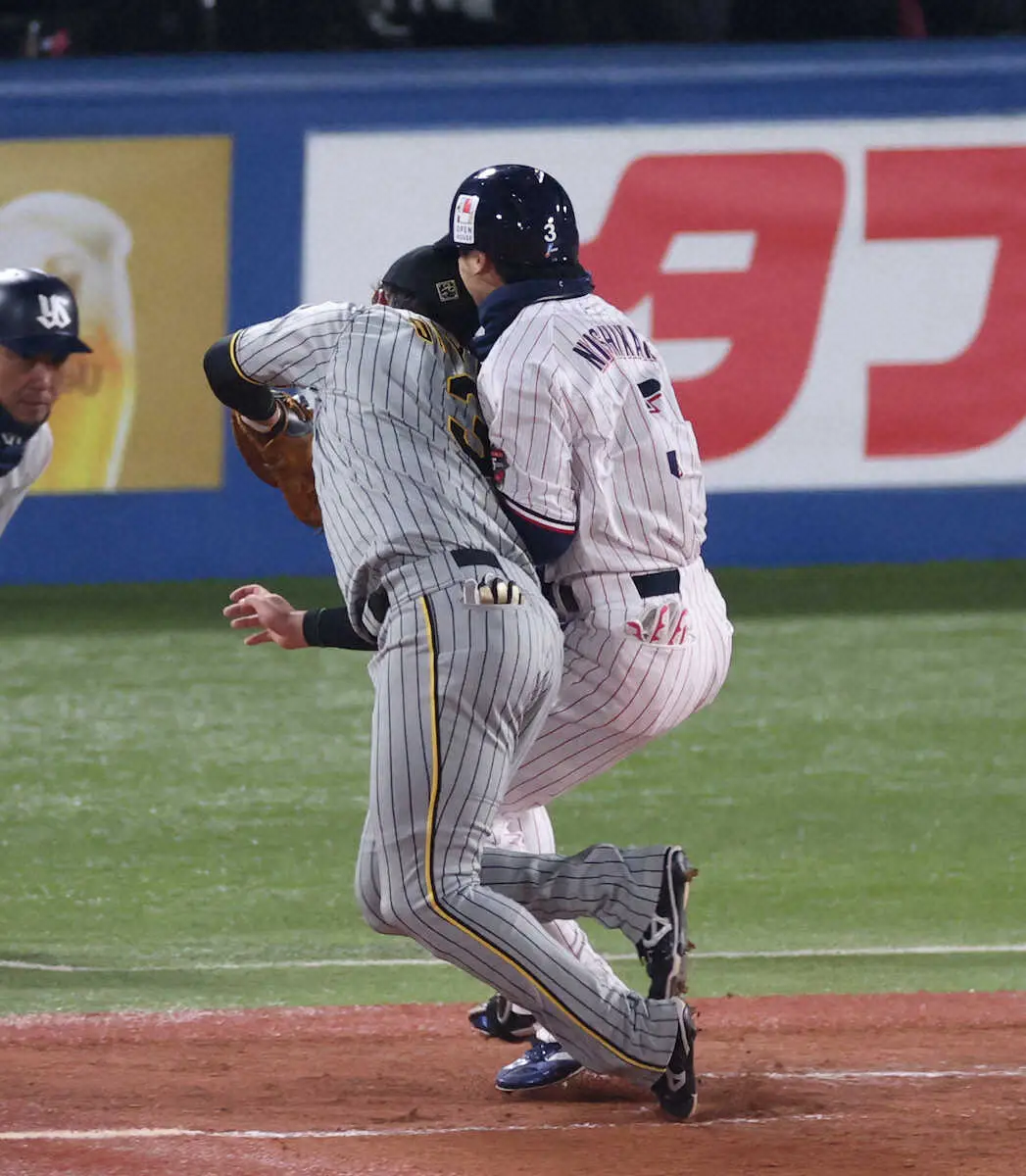 【画像・写真】阪神・大山、ヒヤリ…ヤクルト・西川と一塁上で激突　担架まで用意されるも自力で起き上がり再開