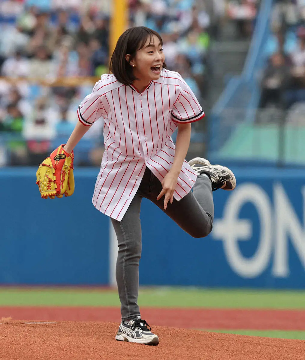 石川佳純さん　人生初始球式「70点くらい」　同じ左腕のヤクルト・石川からアドバイス