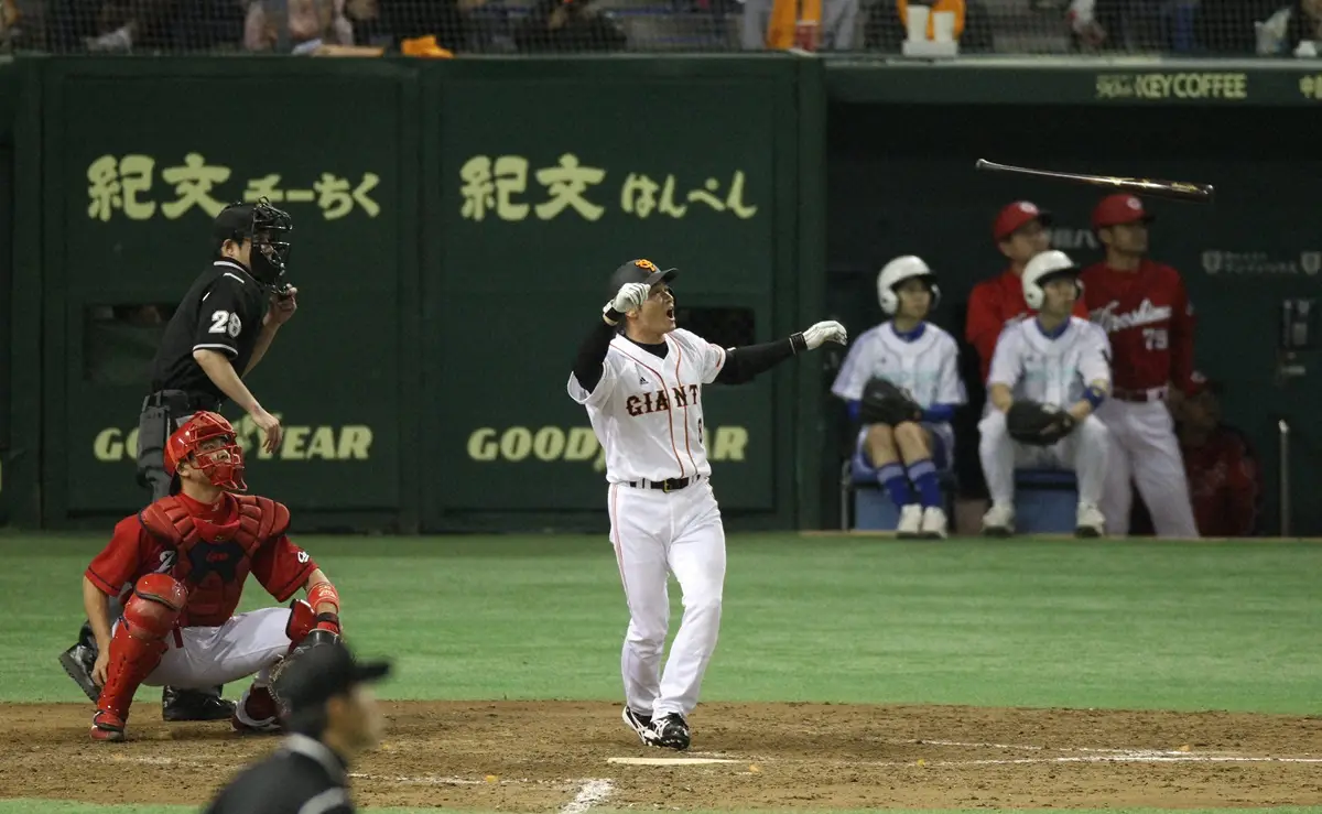 2010年4月24日、巨人・木村拓也走塁コーチの追悼試合の8回に代打逆転満塁本塁打を放ち雄叫びを上げる谷佳知