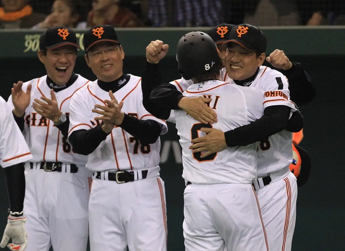 2010年4月24日、巨人・木村拓也走塁コーチの追悼試合の8回に代打逆転満塁本塁打を放ち雄叫びを上げる谷佳知を抱きしめる原監督