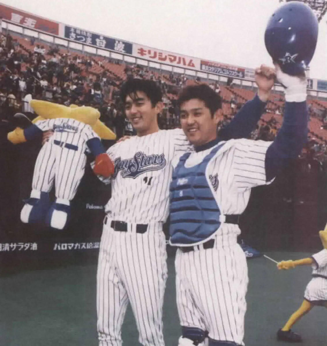 1996年、中日戦勝利後のお立ち台でファンの声援に笑顔で応える1失点の完投勝利を挙げた斎藤隆（左）と2安打3打点と活躍した谷繁