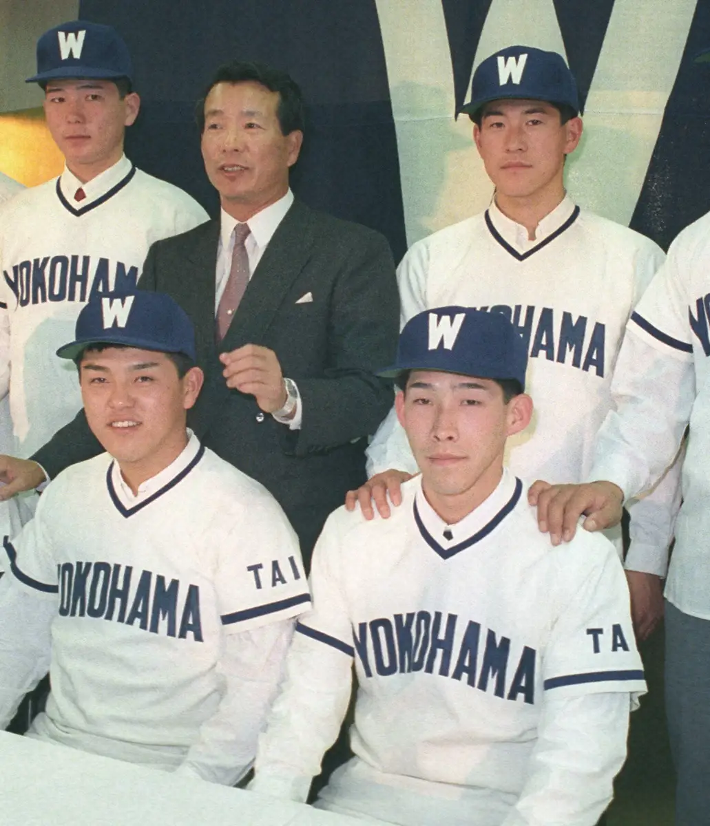 1988年12月、入団発表会見の石井琢（右上）と大洋・古葉竹識監督（左上）、谷繁元信、井上純
