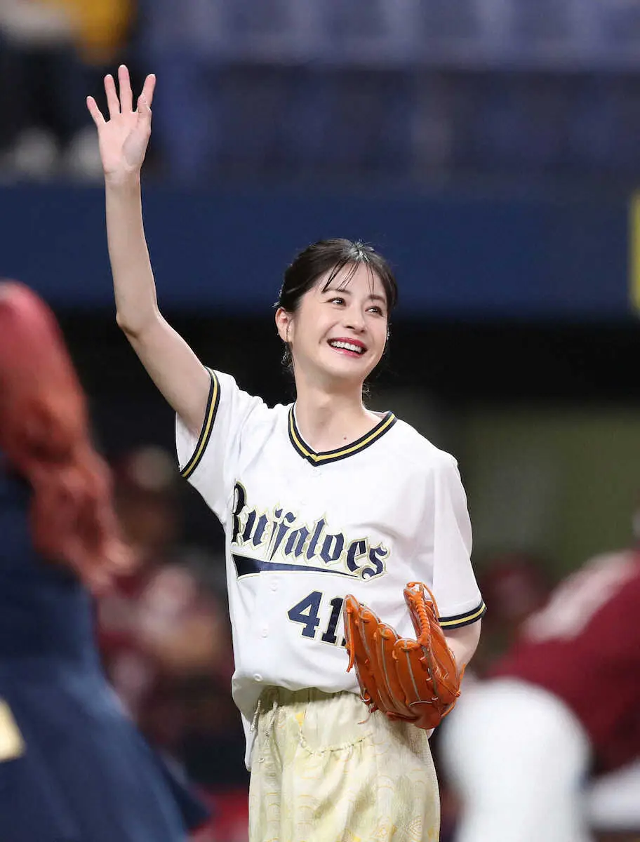 女優の松本若菜が京セラで始球式　ワンバウンドに「今回もダメでした」と悔やむも、故郷の鳥取県をPR