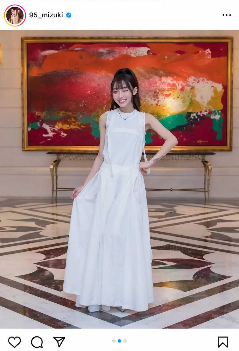 「完全にお姫様」純白のドレスでウインクするリン・シャン。リン・シャンの公式インスタグラムから（＠95＿mizuki）