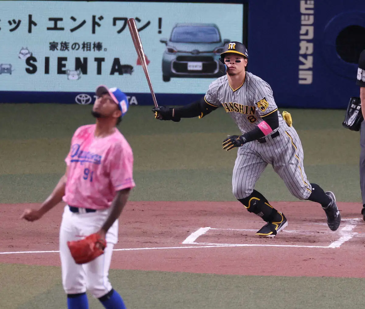 阪神・佐藤輝が右中間へ豪快な先制2点二塁打　9日広島戦以来4試合ぶり先手