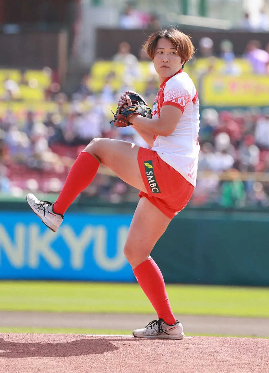 楽天―ロッテ戦で女子ラグビー日本代表の中村知春が始球式　惜しくもワンバウンド投球