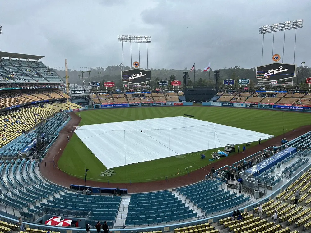 降雨のため内野にシートが敷かれたドジャースタジアム