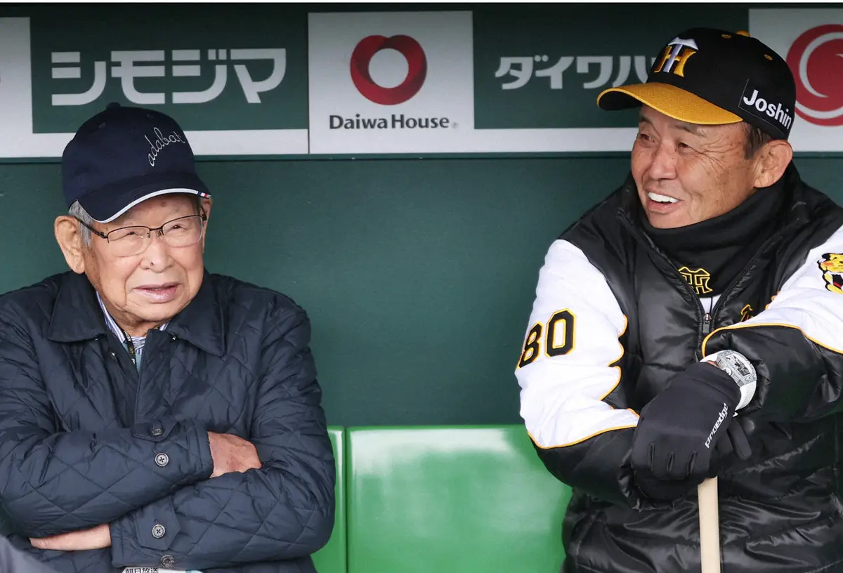 3月、オープン戦の試合前に談笑する吉田義男氏（左）と岡田監督