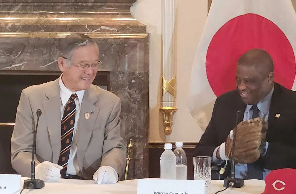 駐日米国大使公邸で会見を行った村上雅則氏（左）とウォーレン・クロマティ氏