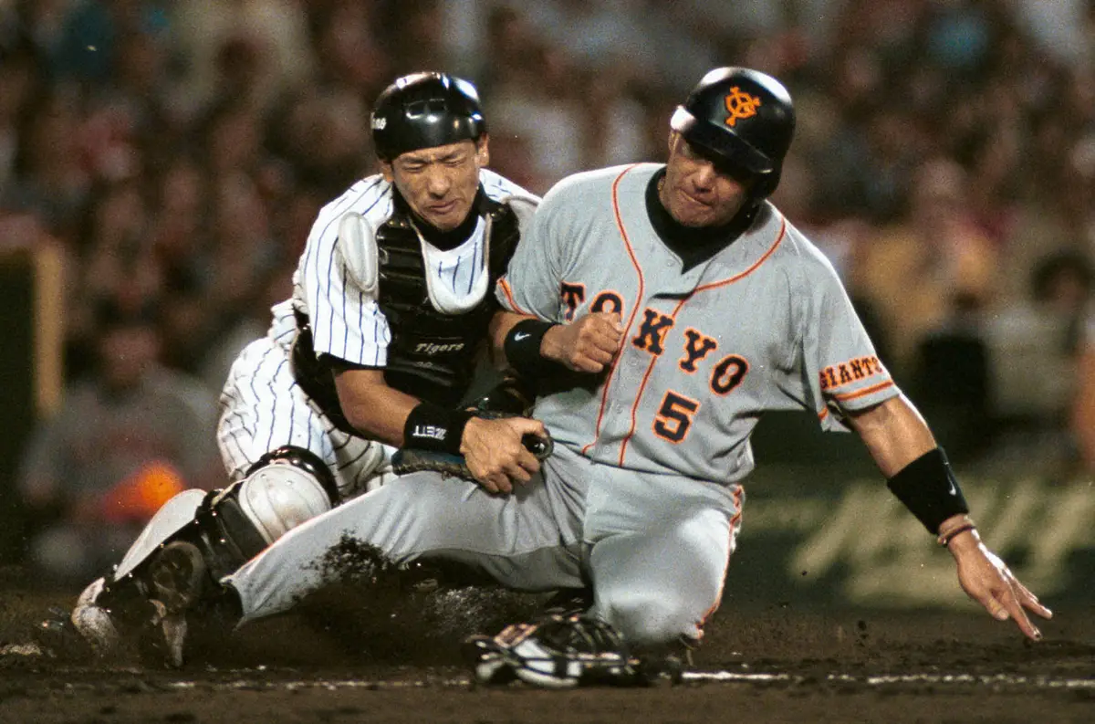 1999年9月の巨人戦で本塁突入する清原和博をホームを阪神・矢野輝弘（燿大）がタッチアウト