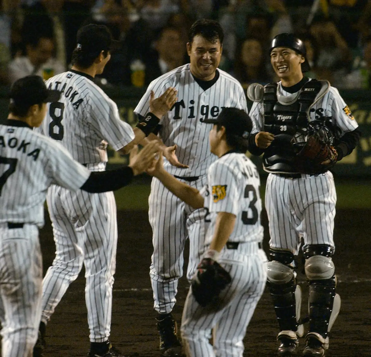 2003年6月、チームが甲子園１０連勝を飾り、伊良部秀輝（中央）と笑顔の矢野輝弘（燿大）
