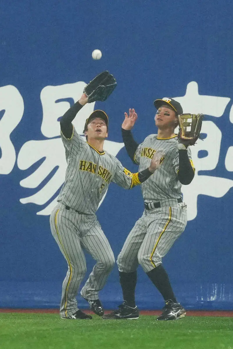 阪神　雨の一戦で鉄壁ディフェンス披露　近本がノイジーの見失った打球を捕球　中野も好捕で盛り立てる