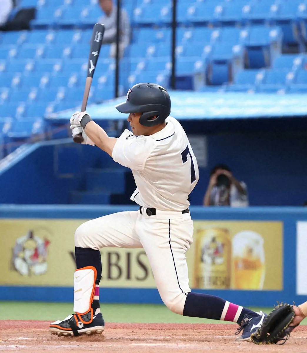 国学院大、今季初勝利　伊東が逆転満塁弾！鳥山監督ハグ「よくやってくれた」