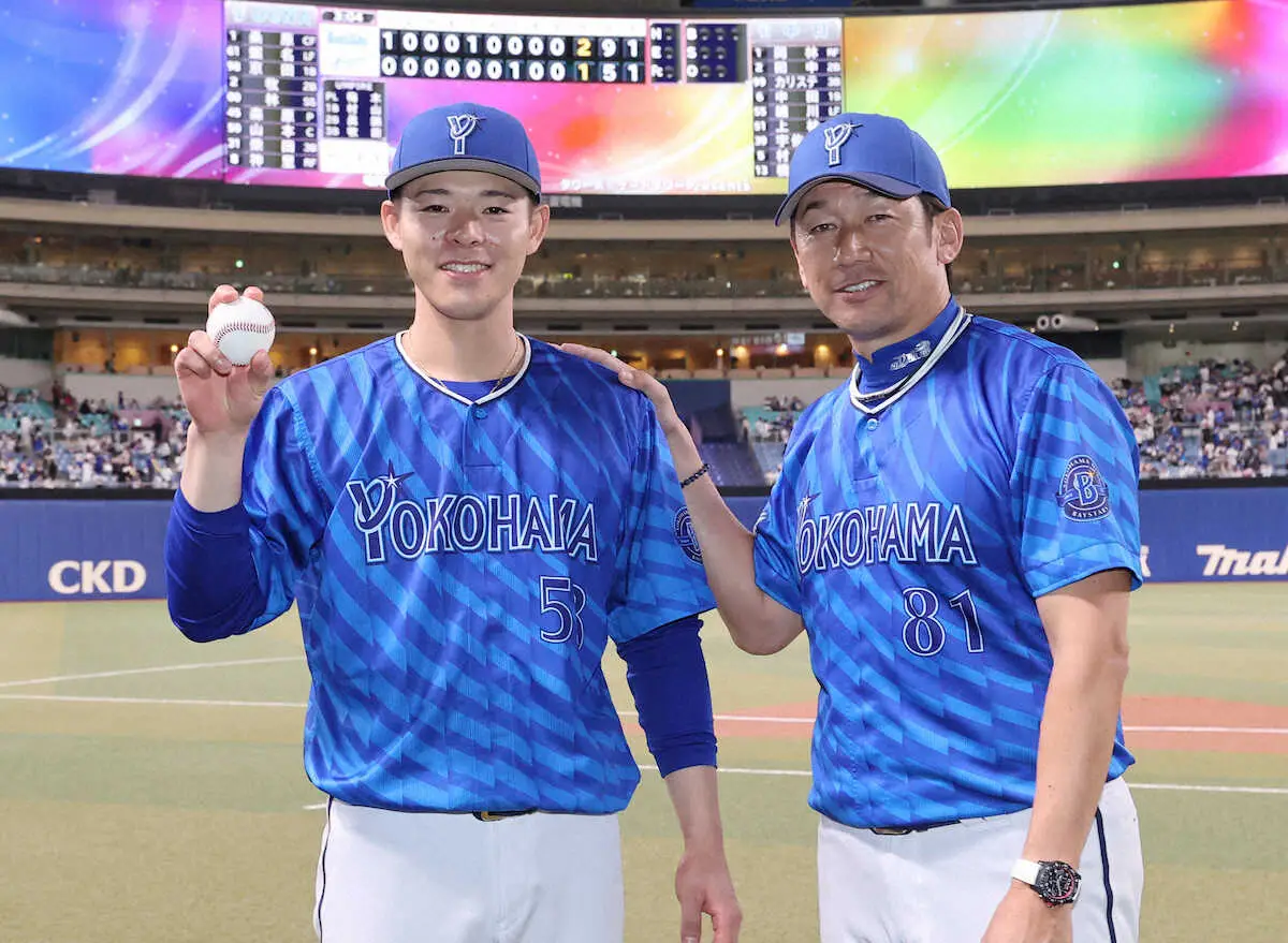 30日の試合でプロ初勝利を挙げた中川颯は、ウイニングボールを手に三浦監督（右）と記念撮影（撮影・椎名　航）