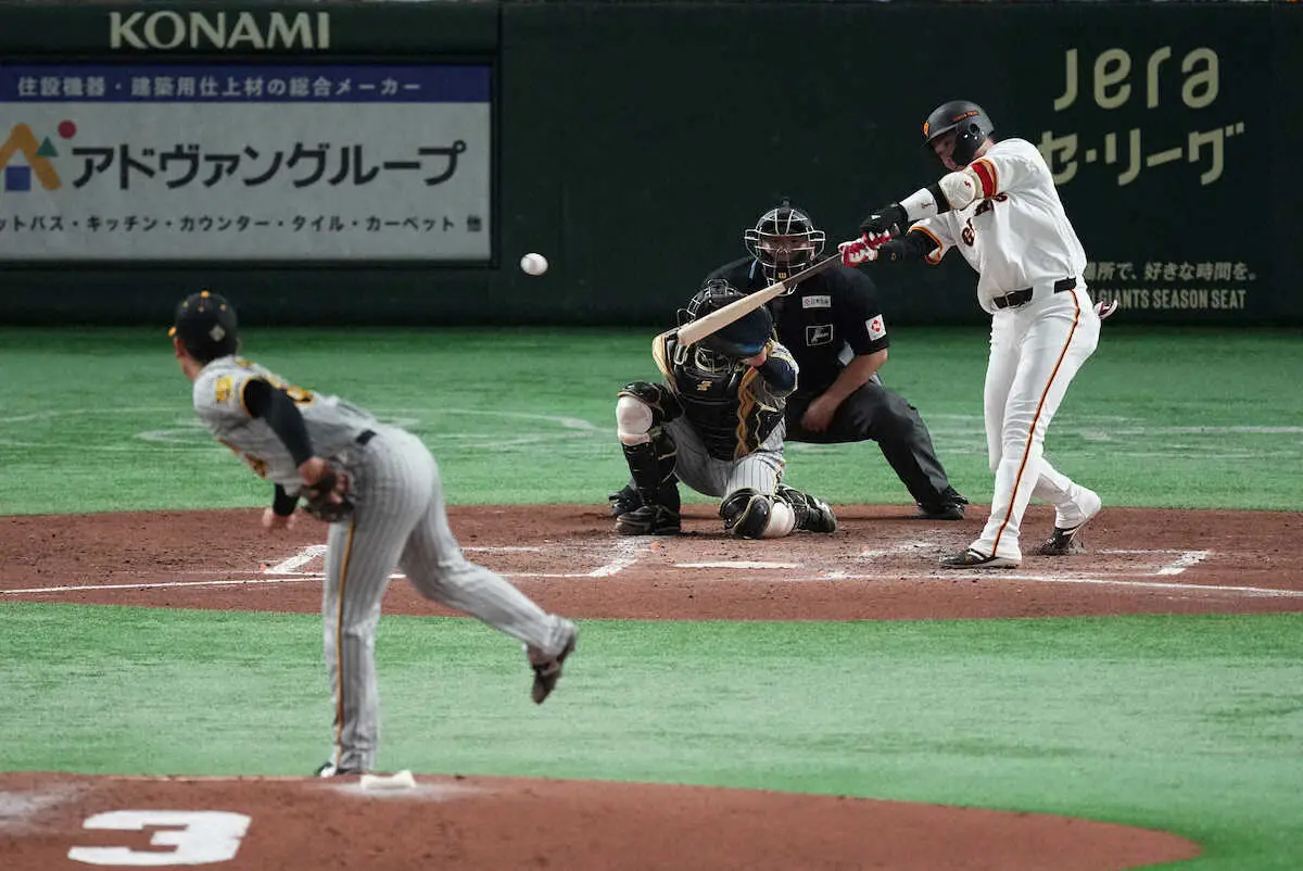 ＜巨・神＞5回、坂本は二塁打を放つ（撮影・沢田　明徳）