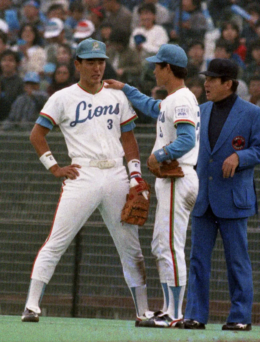 1987年、プロ野球日本シリーズ第6戦9回2死、優勝目前にして感極まって涙した西武・清原（左）
