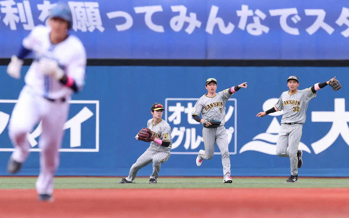 阪神・中野が“向こう向き捕球”のビッグプレーで併殺完成　打っても先制二塁打