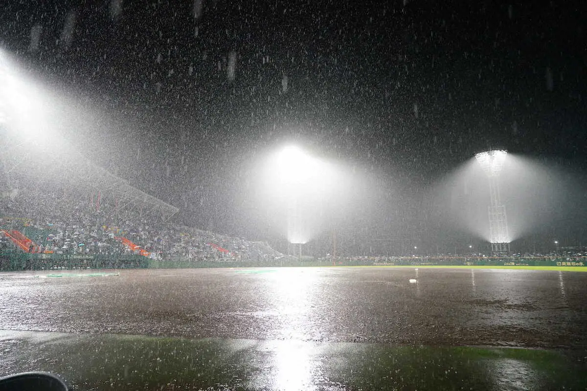 ＜オ・ロ＞5回終了後に激しい雨。試合は中断し、そのままコールドに（撮影・長久保　豊