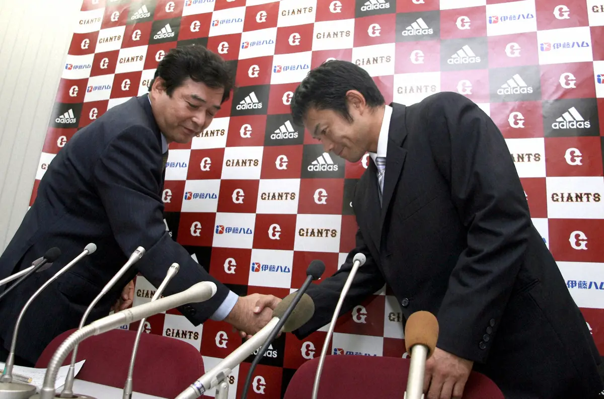 移籍会見後に清武英利球団代表（左）と握手をかわす仁志敏久内野手 （2006年撮影）