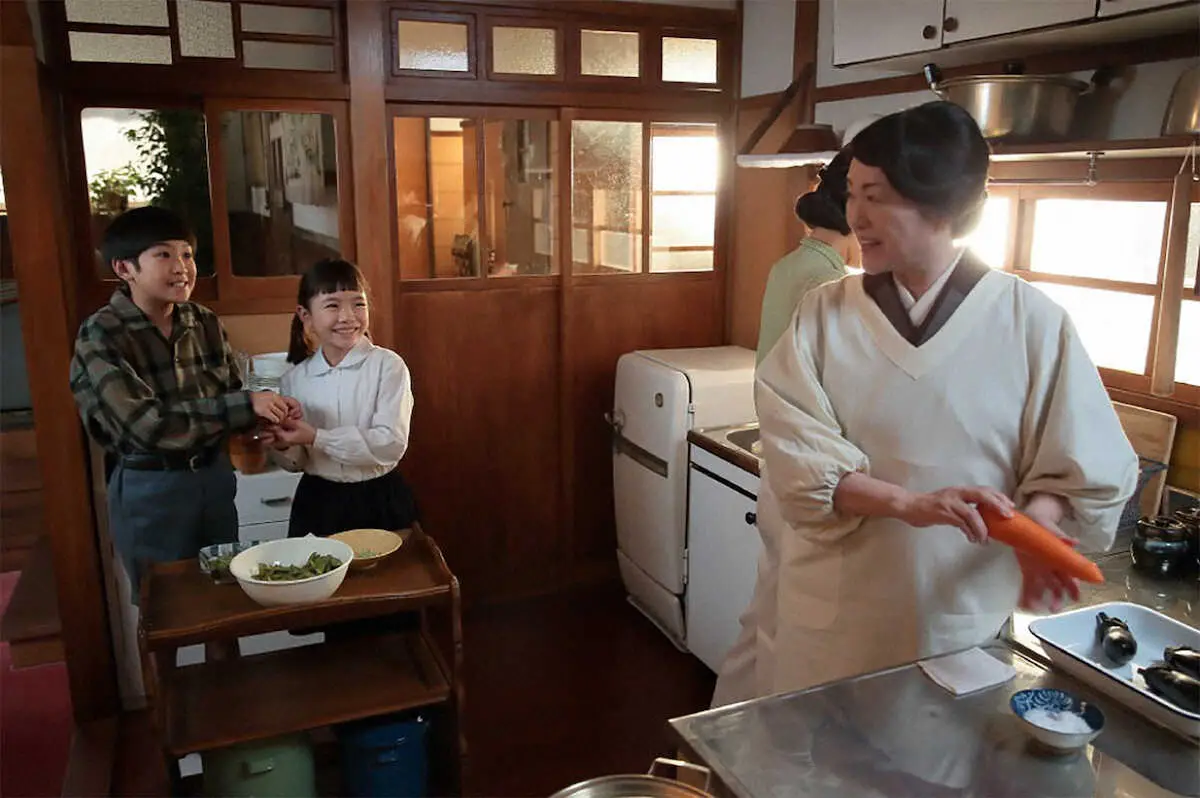 NHK連続テレビ小説「まんぷく」でヒロイン福子の娘・幸役を演じた三宅（左から2人目）（C）NHK
