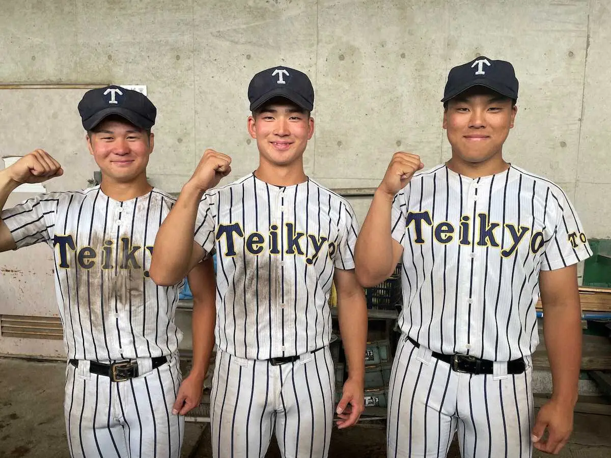 ＜帝京・鹿島学園＞本塁打を放った帝京の（左から）安部、西崎、奈良（撮影・村井　樹）