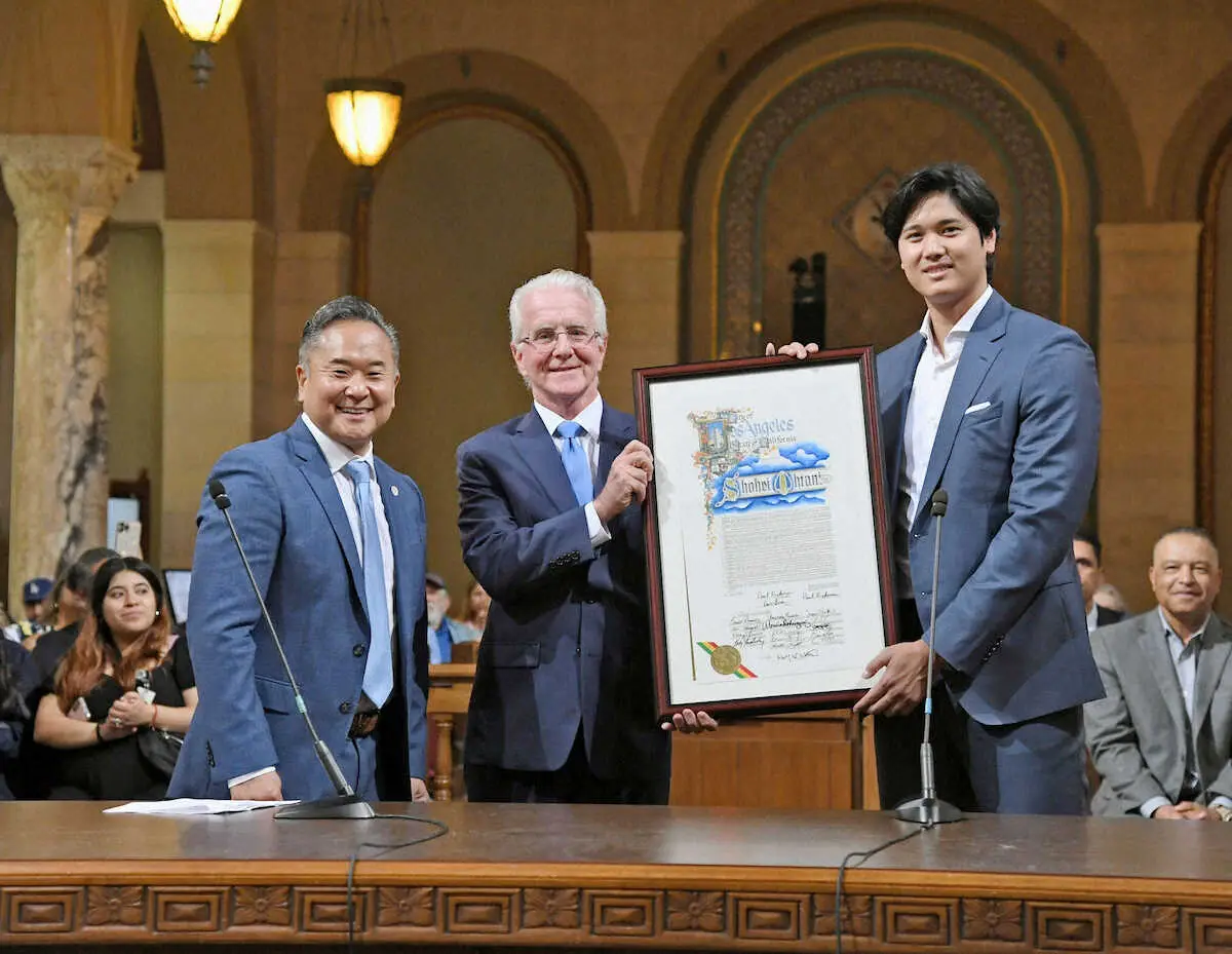 ロサンゼルス市が5月17日を「大谷翔平の日」に制定し、表彰を受ける米大リーグ、ドジャースの大谷翔平（右）（球団提供・共同）