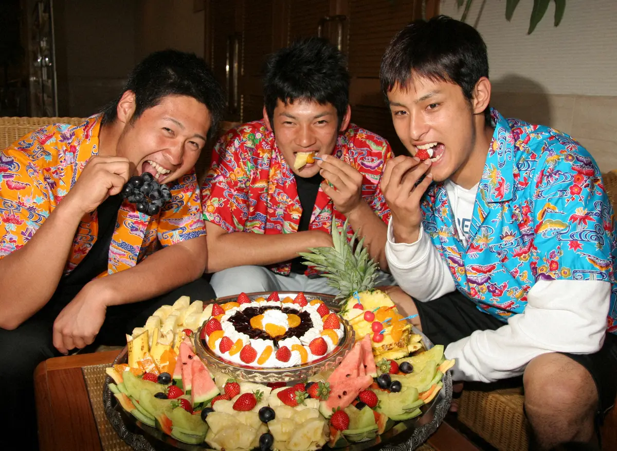 日本ハム2軍東風平キャンプで、休日にフルーツケーキを食べる日ハムの（左から）市川卓内野手、鵜久森淳志外野手、ダルビッシュ有投手（2005年撮影）