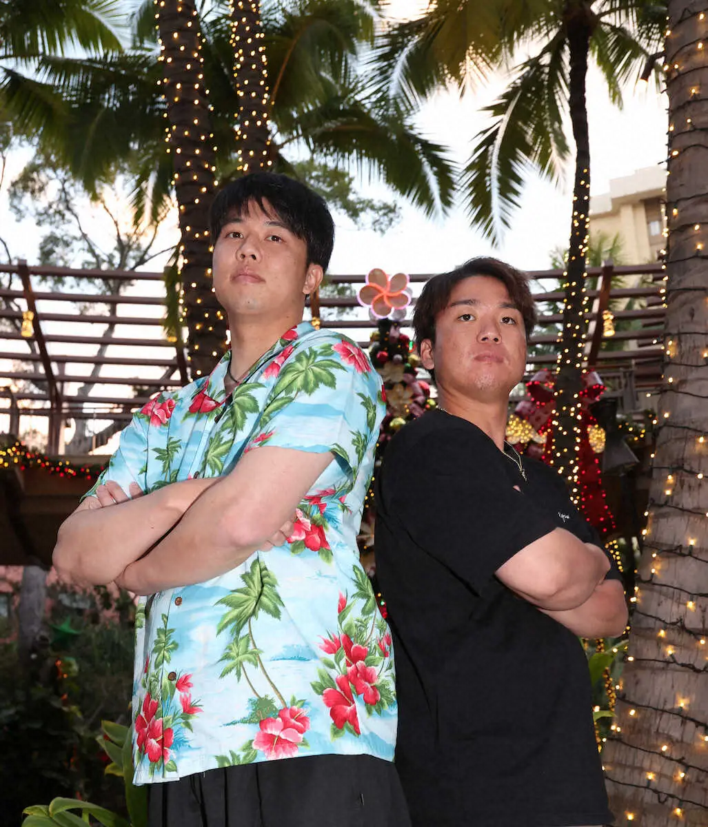 23年12月、ハワイ優勝旅行中の阪神・才木（左）と村上（撮影・大森　寛明）