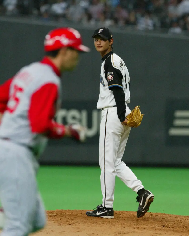 広島・新井に本塁打を浴び悔しそうな日本ハム・ダルビッシュ（2005年6月撮影）