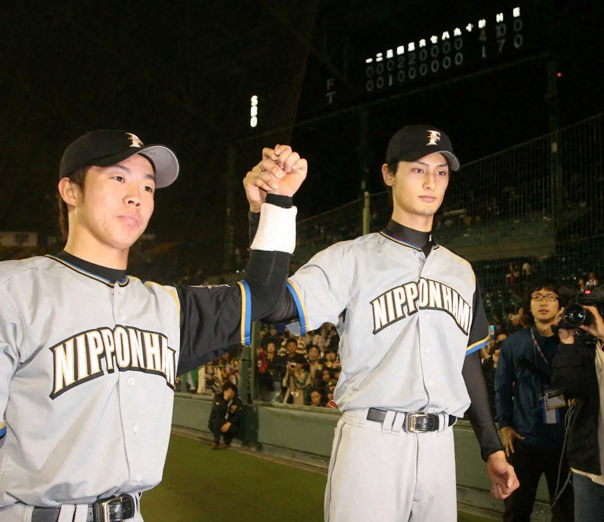 日本ハム時代の鶴岡捕手（左）とダルビッシュ投手