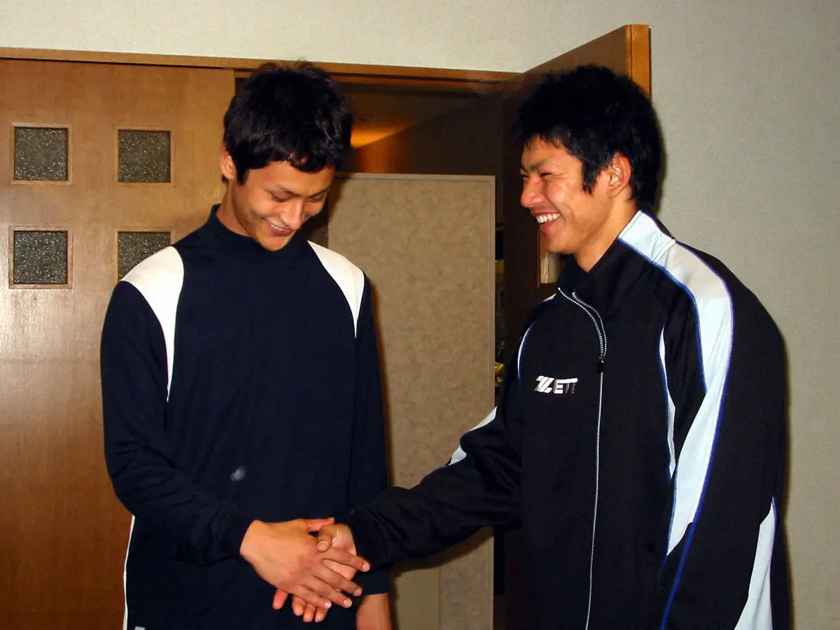 04年、仮契約で照れながら握手するダルビッシュ（左）と鵜久森氏