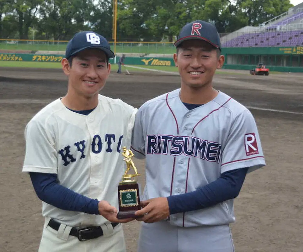 関西学生野球春季リーグ戦、打率.333で首位打者を分け合った京大・山本陶二（左）と立命大・竹内翔汰