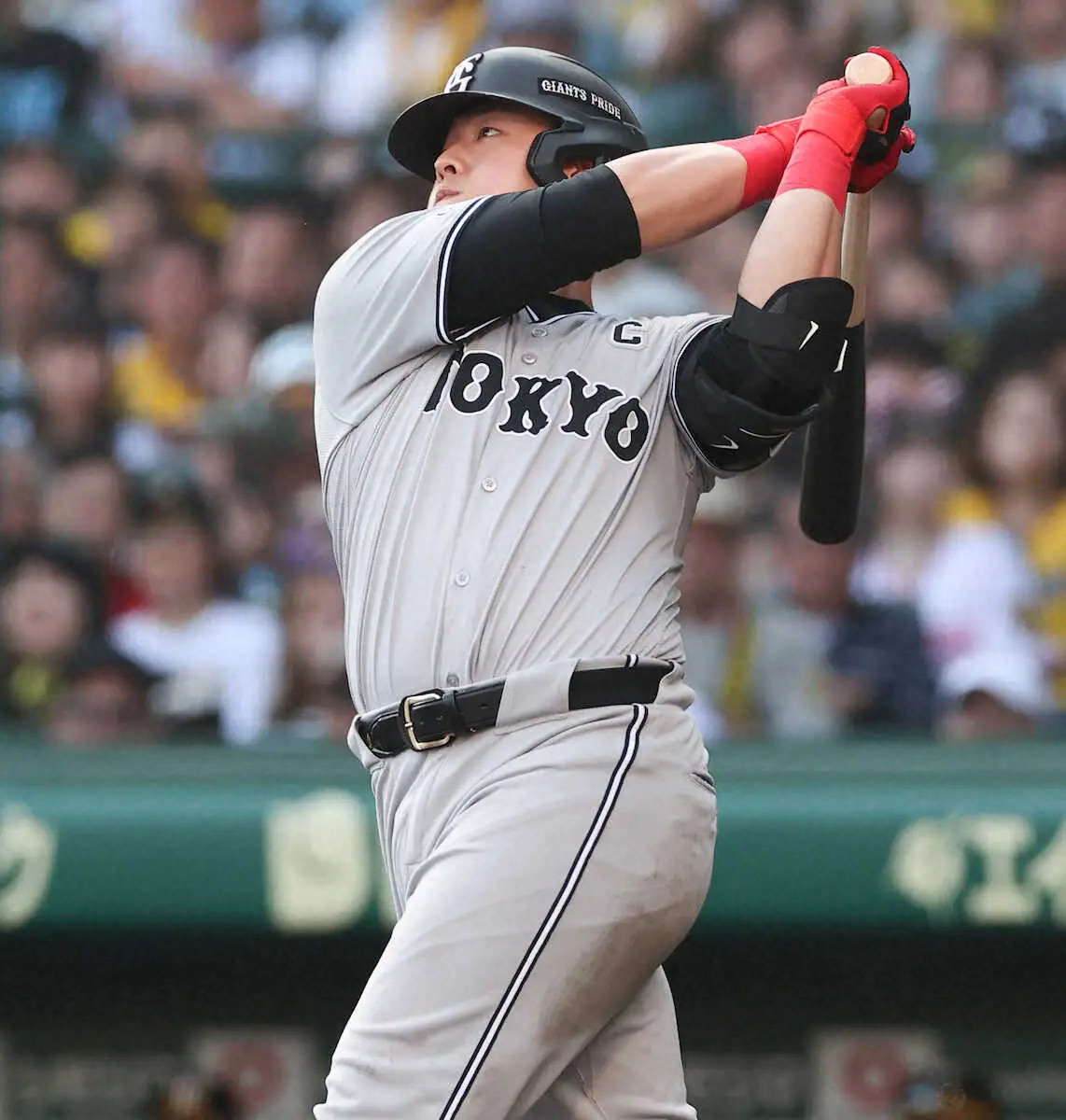 ＜神・巨＞9回、岡本和は同点の本塁打を放つ（撮影・須田　麻祐子）
