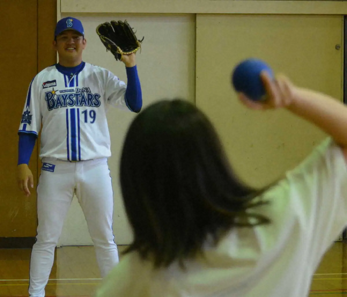 DeNA選手会企画「星に願いを」で小学生とキャッチボールする山崎