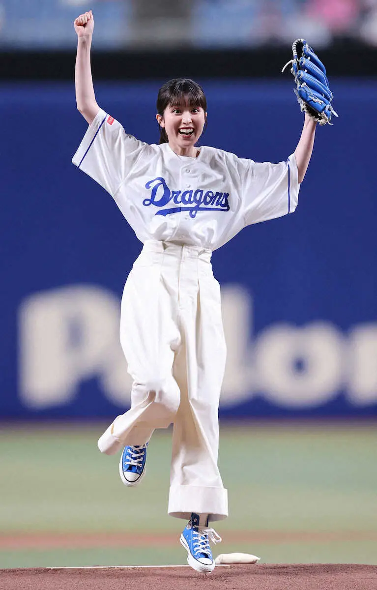 福本莉子　始球式で見事なノーバン投球！　マウンドで飛び跳ねて喜ぶ姿に「ジャンプかわいい」の声