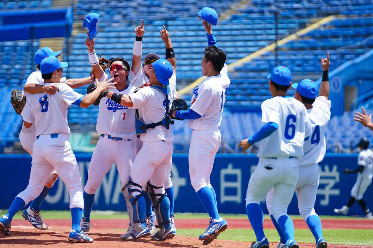 【東都大学野球】青学大が3季連続V　主将・佐々木泰が逆転3ランで決めた！