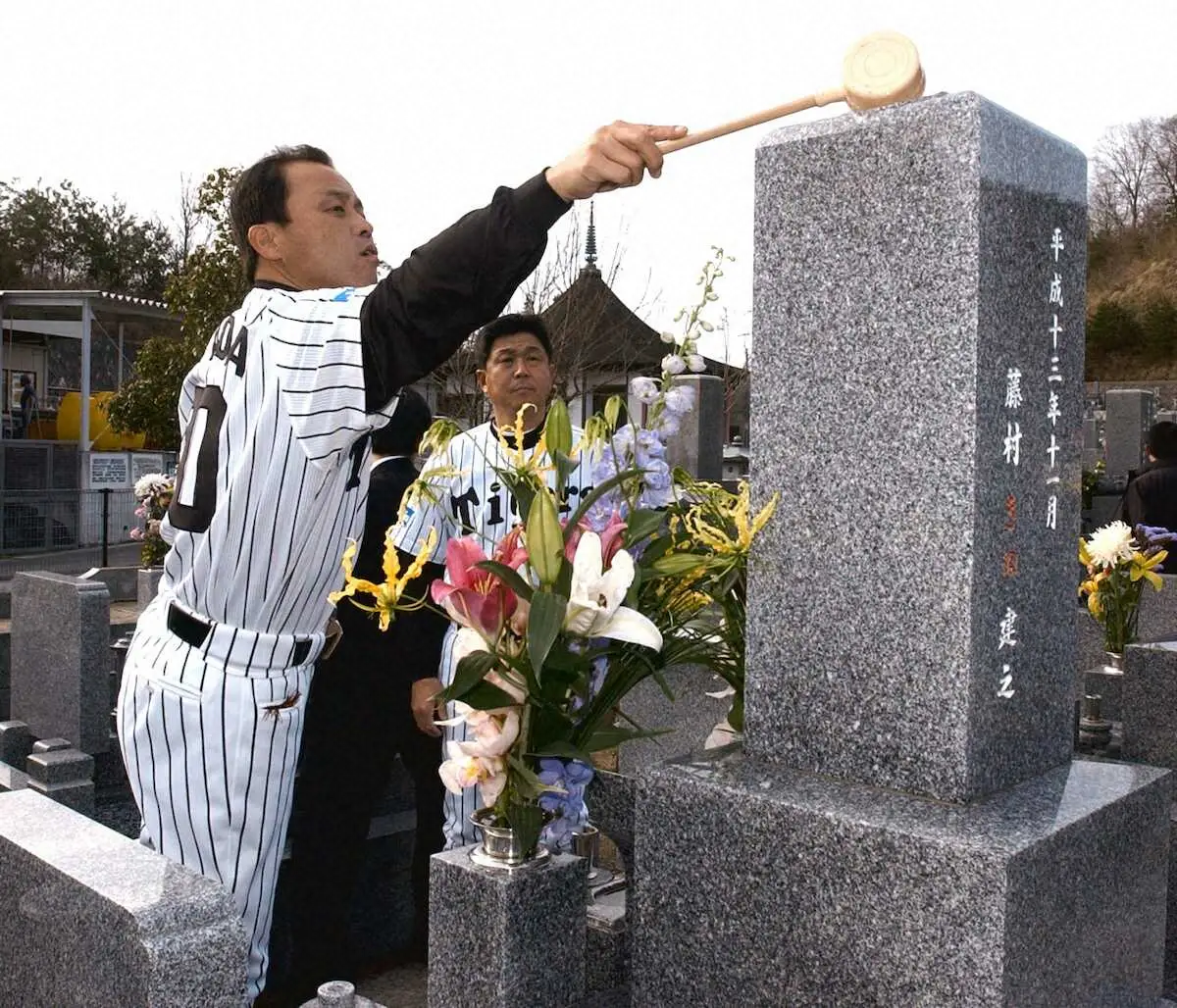 04年、故藤村富美男氏の墓参りをした阪神・岡田監督（左）と平田ヘッドコーチ