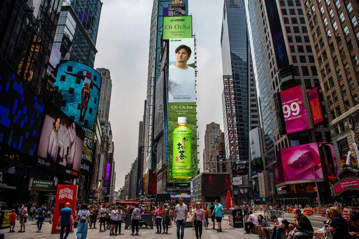 伊藤園「お～いお茶」の「国内外全85か所以上の屋外広告ジャック」で米ニューヨークのタイムズスクエアに掲出されたドジャース・大谷の巨大屋外広告