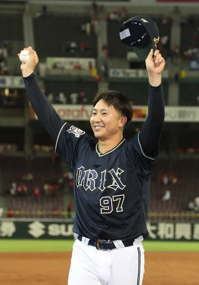 ＜広・オ＞プロ初勝利のオリックス・古田島はウイニングボールを手に笑顔　（撮影・奥　調）