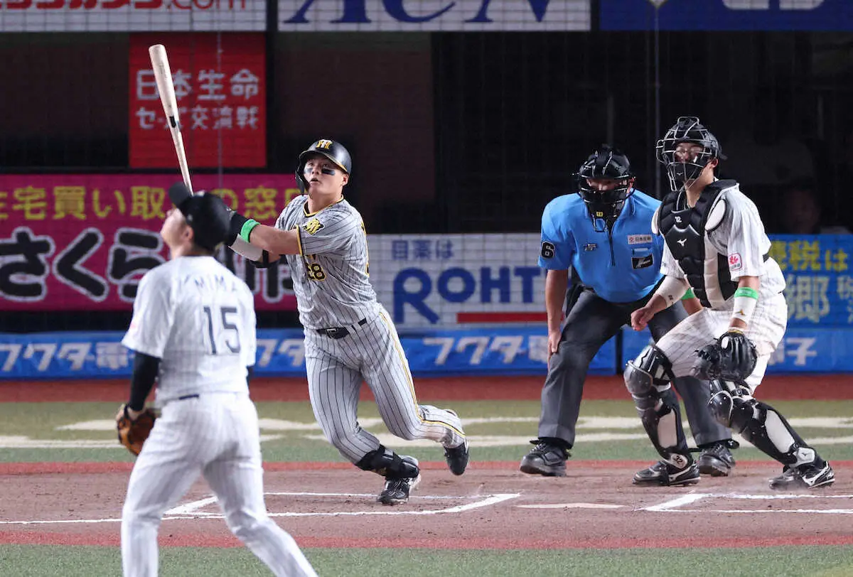 ＜ロ・神＞6回、阪神・前川は同点の2点本塁打を放つ（撮影・平嶋　理子）