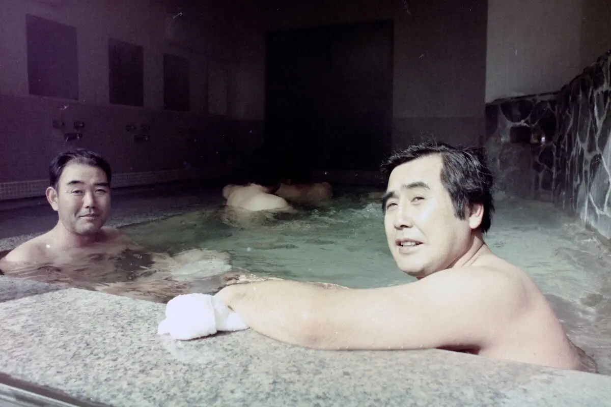 89年、キャンプ休日に畑山温泉で疲れを癒す村山実監督（右）と若生コーチ