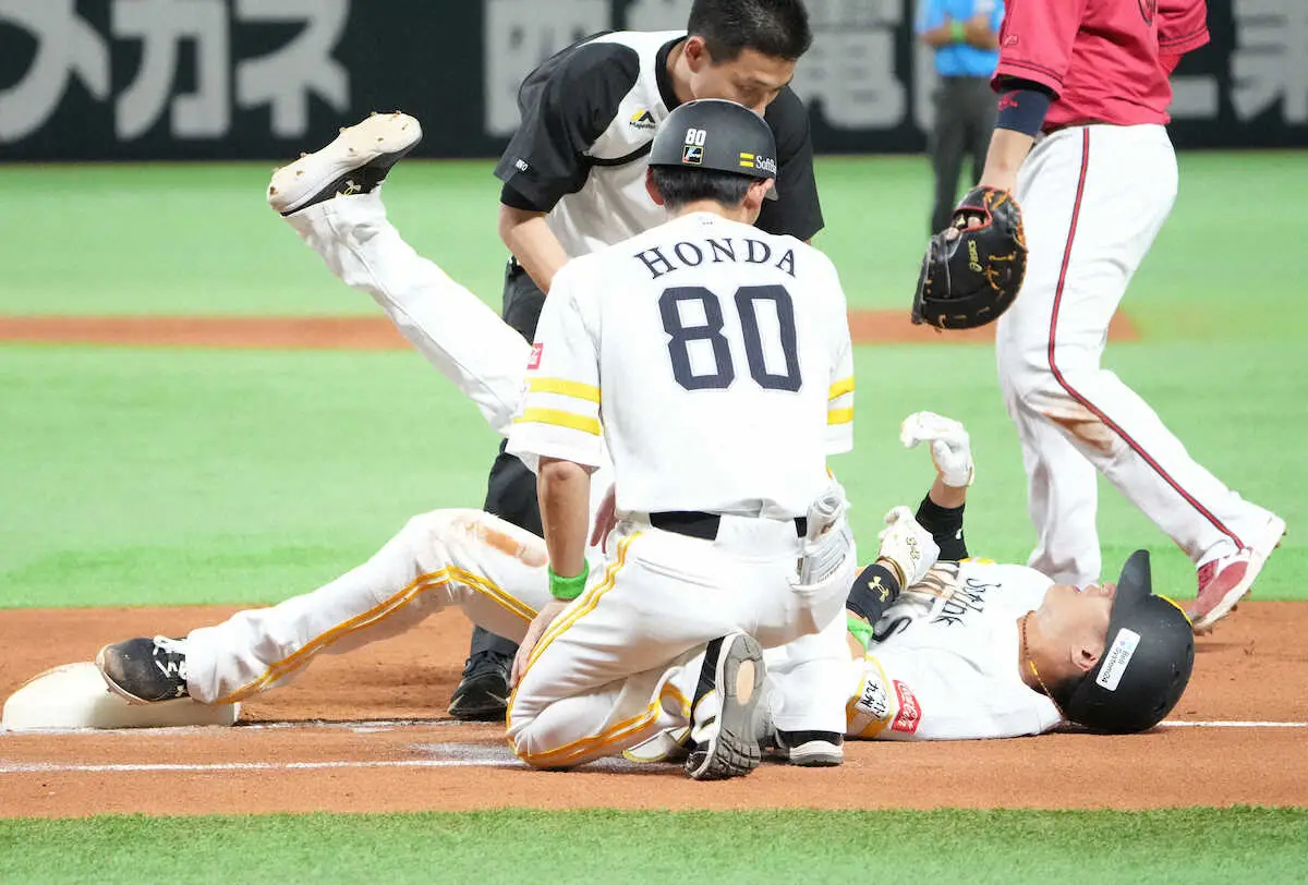 5月31日の広島戦の3回、ニゴロに倒れた柳田は一塁へヘッドスライディングし足を負傷する（撮影・岡田　丈靖）