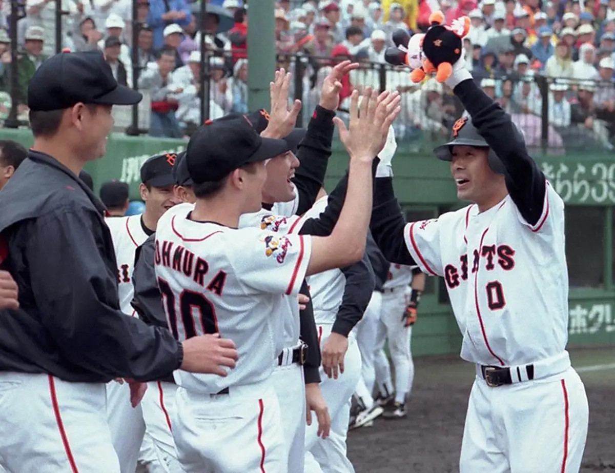 1996年7月9日の広島戦の2回に満塁本塁打を放ちナインの祝福に笑顔を見せる川相
