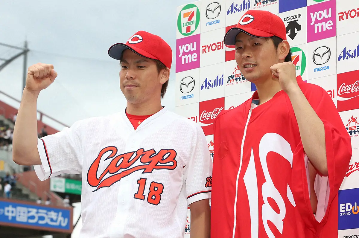 2015年6月27日の中日戦でお立ち台に挙がった広島・前田（左）と大瀬良