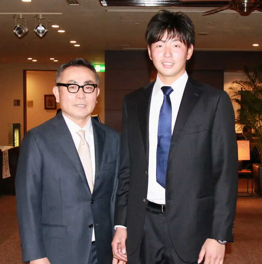九州共立大名誉監督の仲里清氏（左）と広島・大瀬良