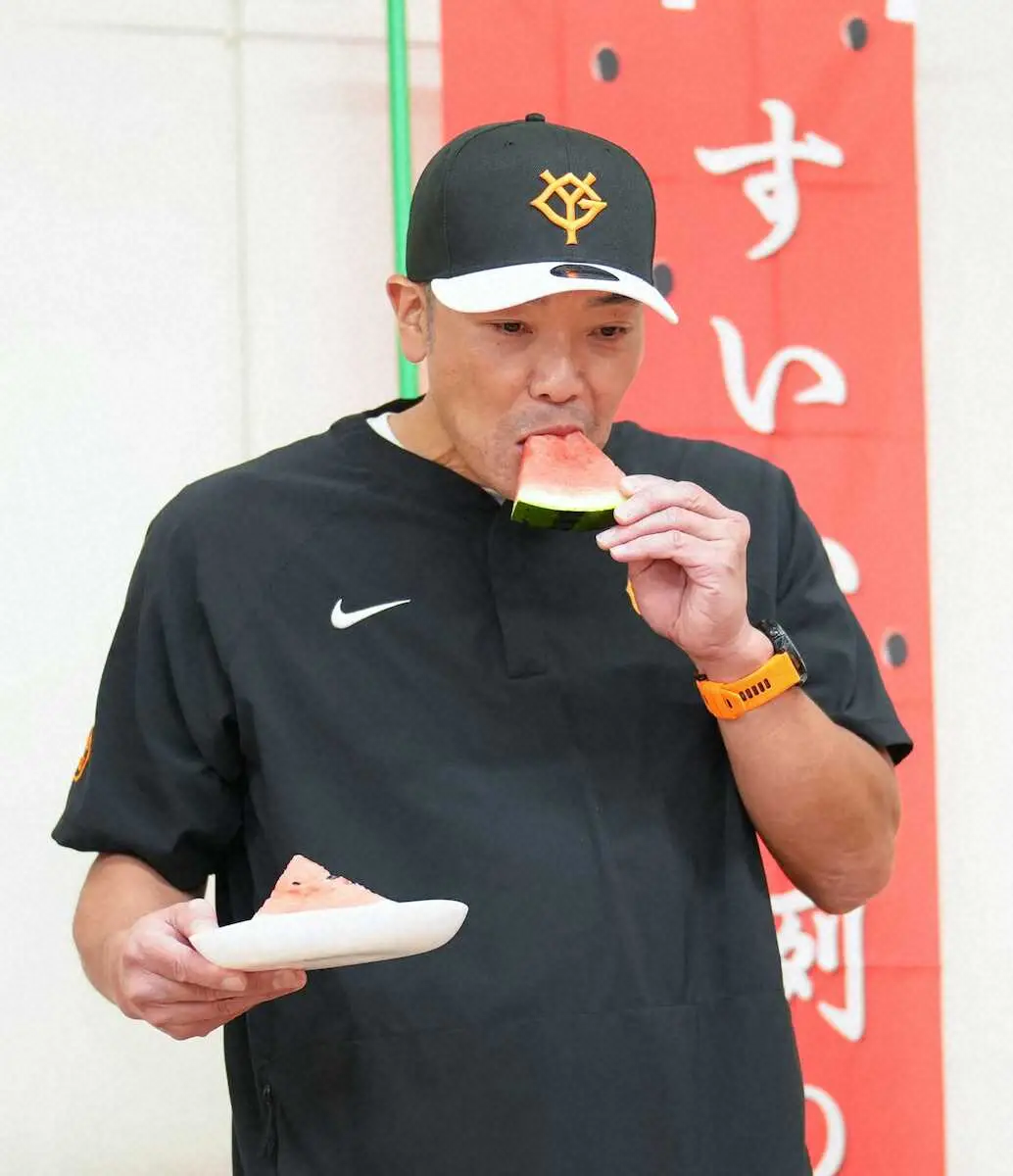 ＜巨・オ2＞千葉県富里市から贈呈されたスイカを試食する阿部監督（撮影・木村　揚輔）