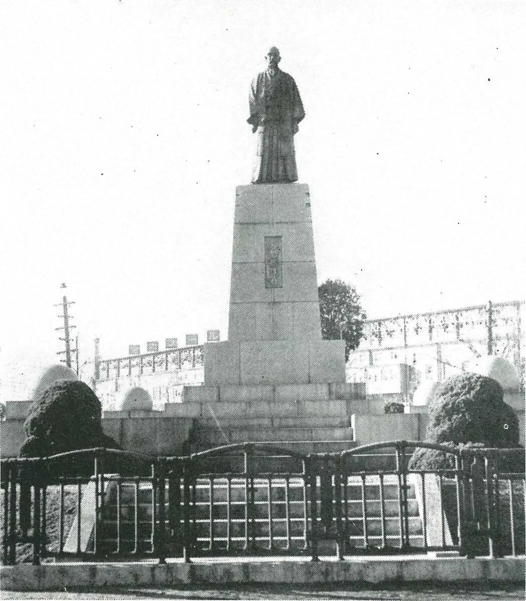 戦前、甲子園駅前に建っていた阪神電鉄初代社長・外山脩造氏の銅像（阪神電気鉄道提供）