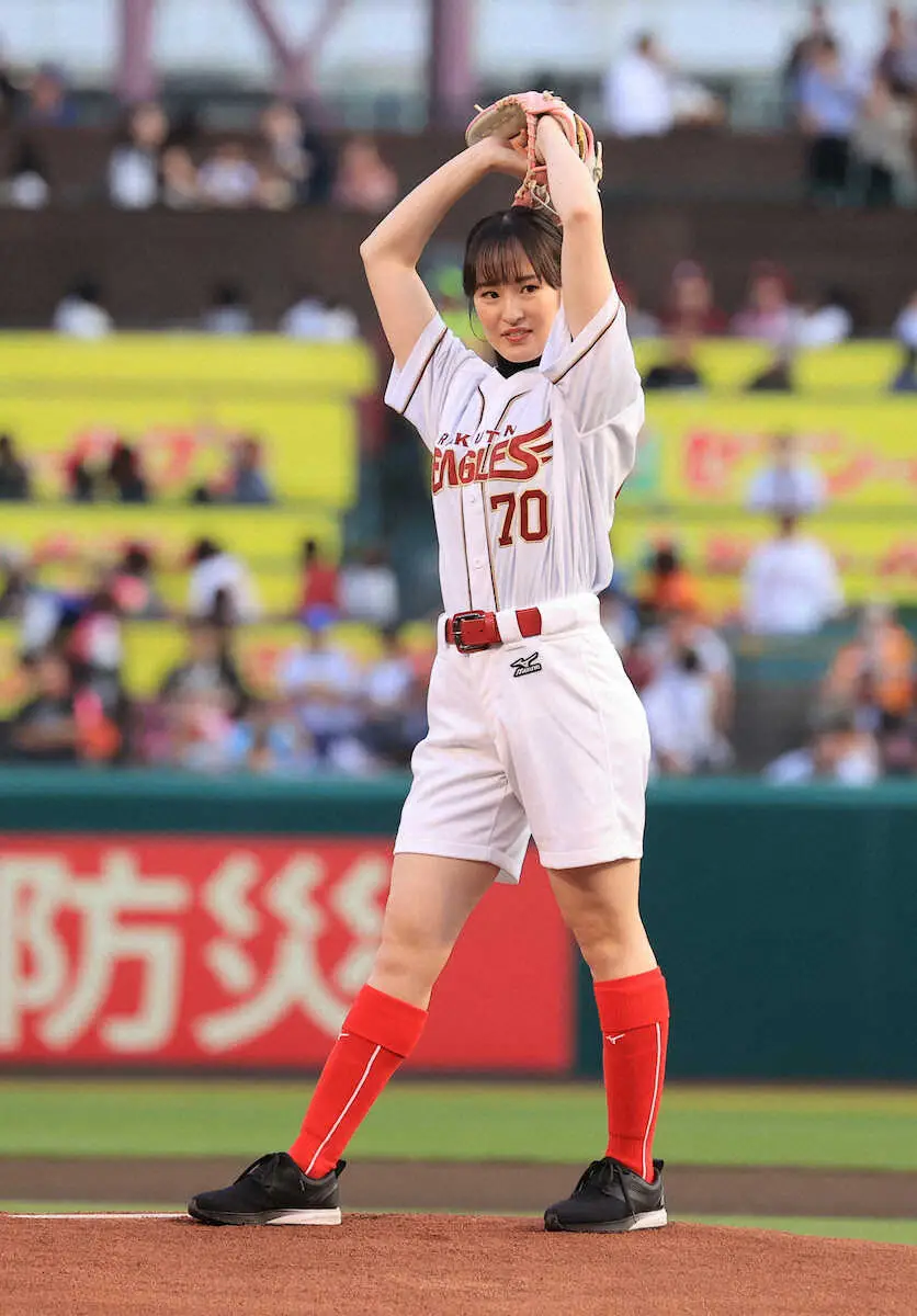 藤田菜七子　ピンクのグラブで始球式に登場　ワンバン投球に「ちょっと悔しい」