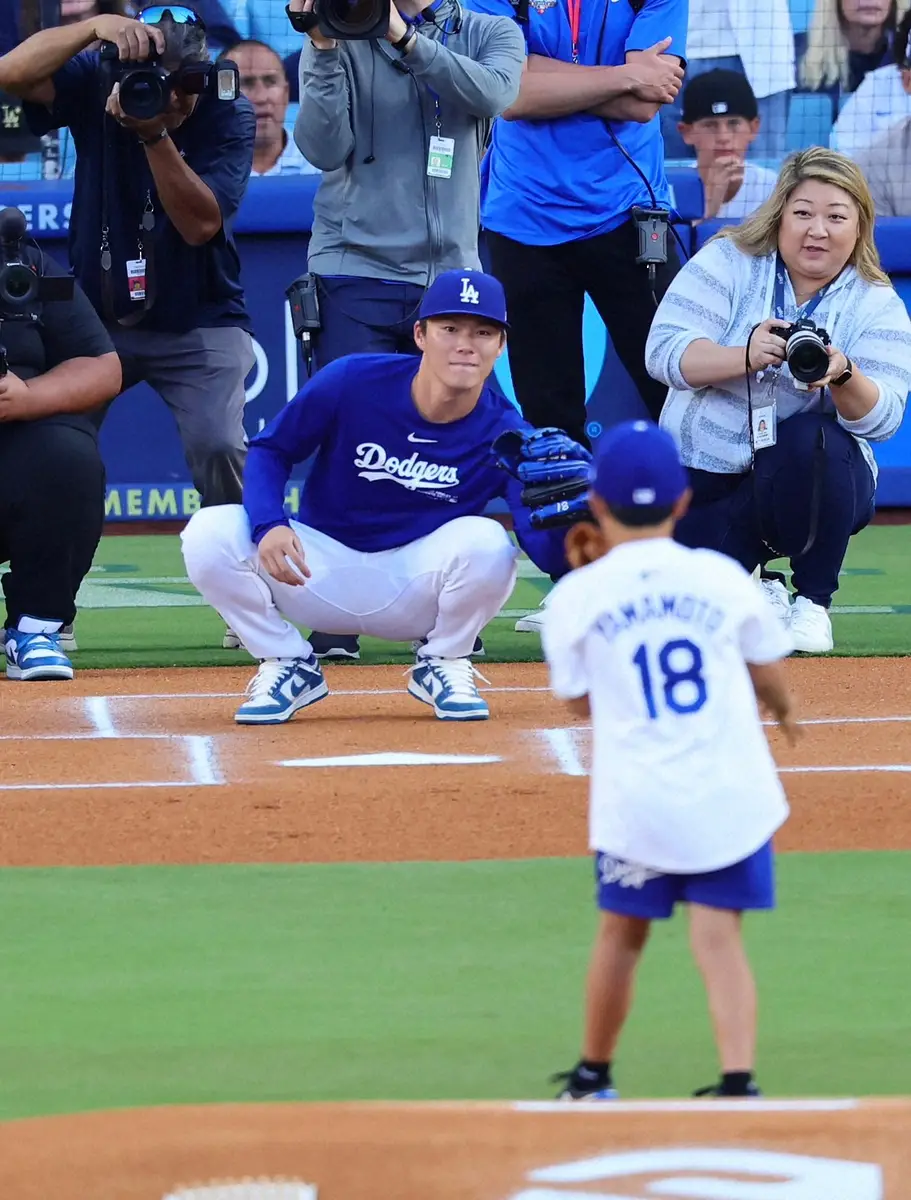 山本由伸　自身のボブルヘッドデーで9歳野球少年の捕手役務める　登板日変更で実現